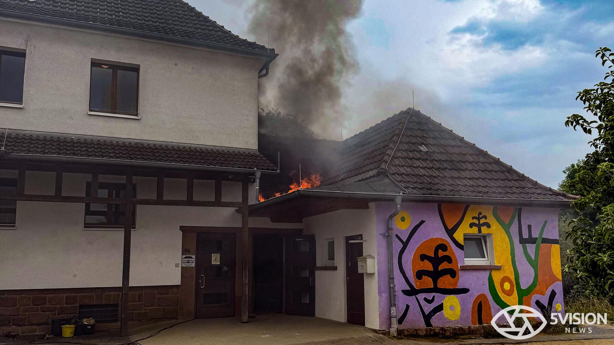 Brand im Dachbereich einer Grundschule in Gondsroth – Bauarbeiten lösen Feuer aus – Feuerwehr öffnet Dach für Glutnester